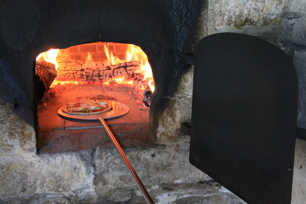 Pizza au feu de bois